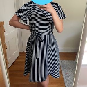 Striped knee-length dress with tie